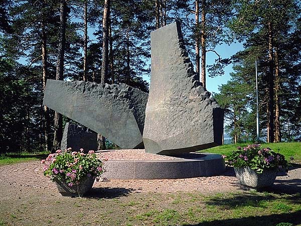 Lauri Viidan muistomerkki/Betonimyllyst runon siivet
