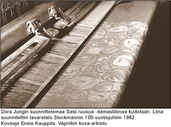 Dora Jungin suunnittelemaa Sata ruusua -damastiliinaa kudotaan. Liina suunniteltiin tavaratalo Stocmannin 100-vuotisjuhliin 1962. Kuvaaja Ensio Kauppila, Vapriikin kuva-arkisto.
