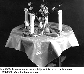 Malli 353 Ruusu-unelma, suunnittelija Aili Ranvken, tuotannossa 1924-1968, Vapriikin kuva-arkisto.